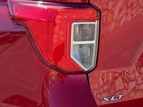 Used 2022 Ford Explorer XLT image 11