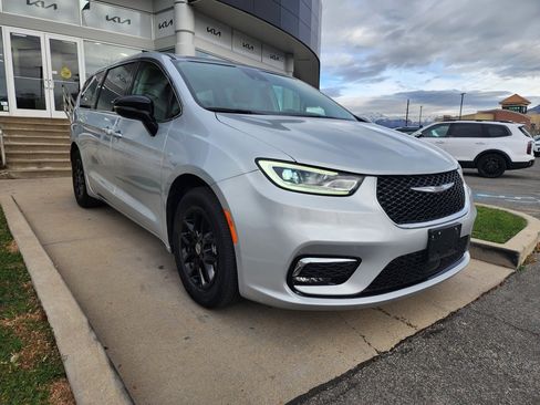 Used 2024 Chrysler Pacifica Touring-L image 3