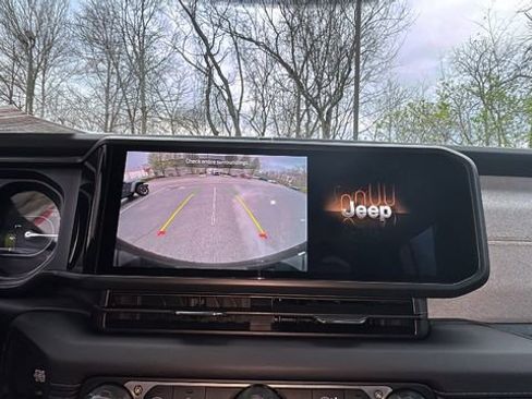 Used 2025 Jeep Wrangler Unlimited Sahara image 19