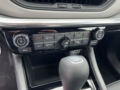 Used 2023 Jeep Compass Limited image 36