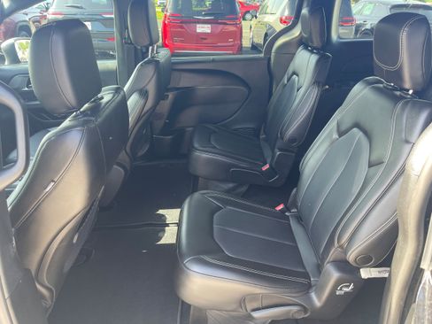 Used 2023 Chrysler Pacifica Touring-L w/ S Appearance Package AWD/4WD image 12