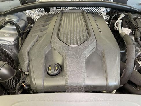 Used 2025 Porsche Macan image 24