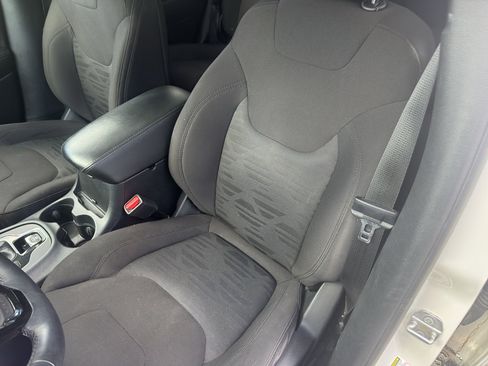 Used 2019 Jeep Cherokee Latitude w/ Cold Weather Group AWD/4WD image 17