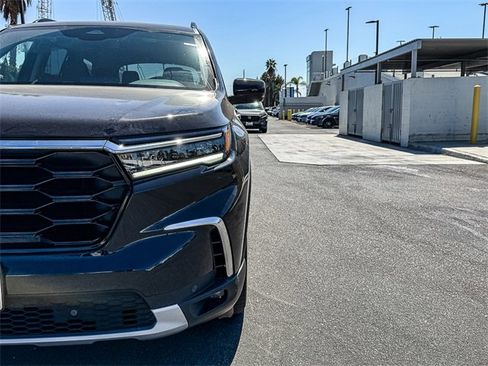 New 2025 Honda Pilot Touring image 12