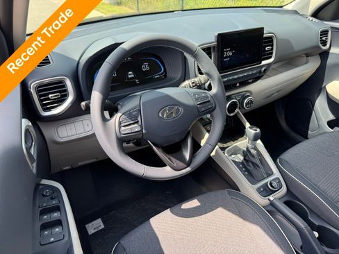 Used 2025 Hyundai Venue Limited image 2