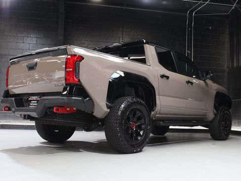 Used 2025 Toyota Tacoma Limited AWD/4WD image 95