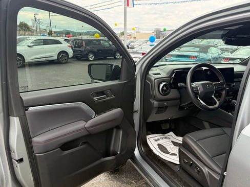 Used 2025 Chevrolet Colorado Z71 w/ Z71 Convenience Package 2 AWD/4WD image 9