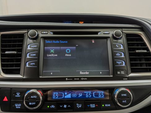 Used 2019 Toyota Highlander XLE AWD/4WD image 42