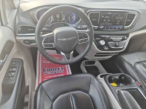 Used 2023 Chrysler Pacifica Touring-L FWD image 7