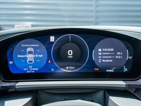 Used 2025 Porsche Macan Electric image 23