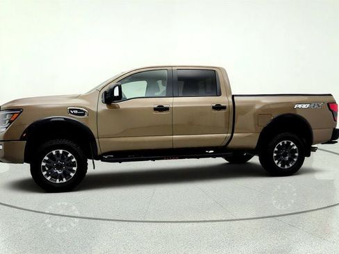 Used 2022 Nissan Titan PRO-4X AWD/4WD image 8