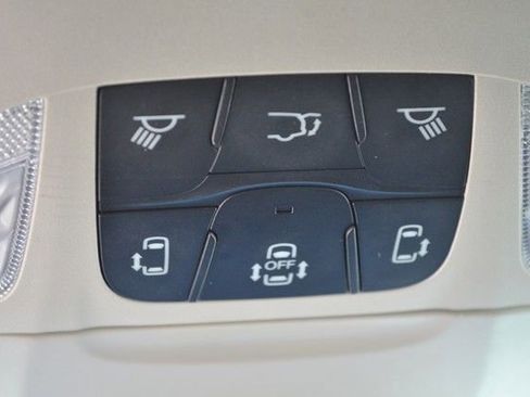 Used 2022 Chrysler Pacifica Touring-L FWD image 33