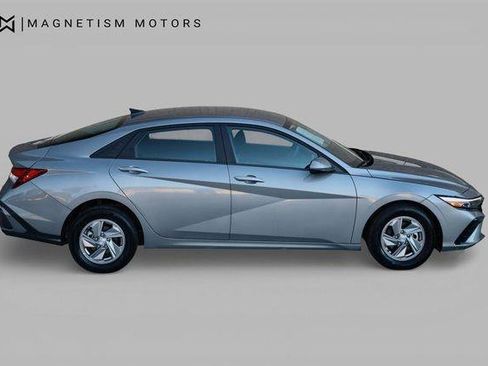 Used 2025 Hyundai Elantra SE w/ Cargo Package FWD image 2