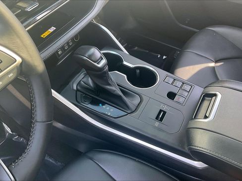 Used 2023 Toyota Highlander XLE image 22