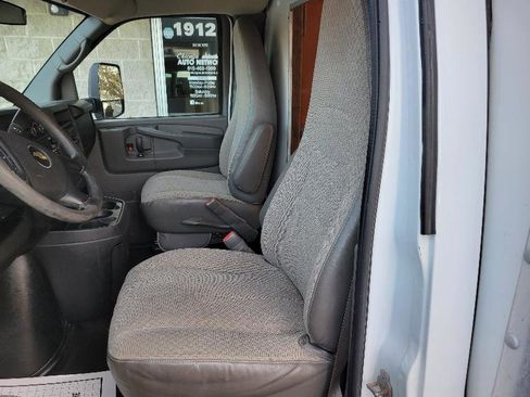 Used 2014 Chevrolet Express 4500 Extended image 24
