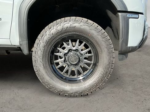 Used 2024 GMC Sierra 2500 AT4 AWD/4WD image 9