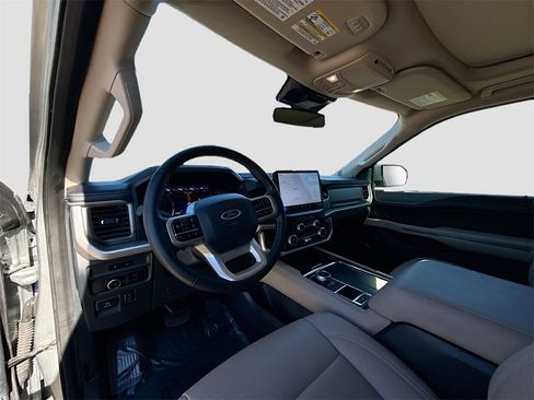 Used 2024 Ford Expedition XLT image 9