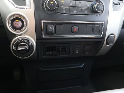 Used 2018 Nissan Titan SV AWD/4WD image 11