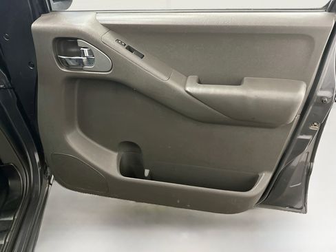 Used 2011 Nissan Frontier SV w/ SV Premium Utility Pkg AWD/4WD image 31