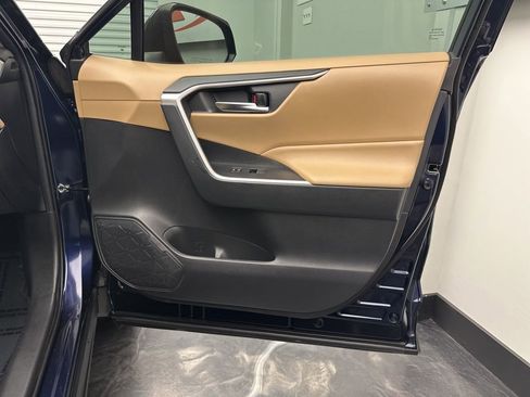 Used 2020 Toyota RAV4 XLE Premium image 10