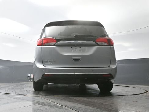 Used 2018 Chrysler Pacifica Touring-L w/ Tire & Wheel Group image 30