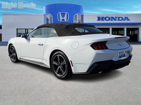 Used 2024 Ford Mustang Convertible image 4