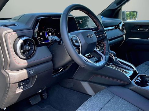 Used 2025 Chevrolet Colorado Z71 AWD/4WD image 19