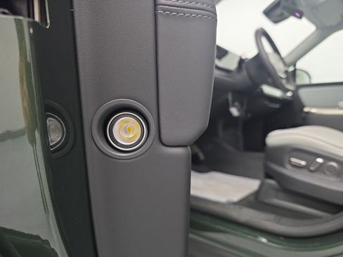 Used 2025 Rivian R1S Adventure AWD/4WD image 32