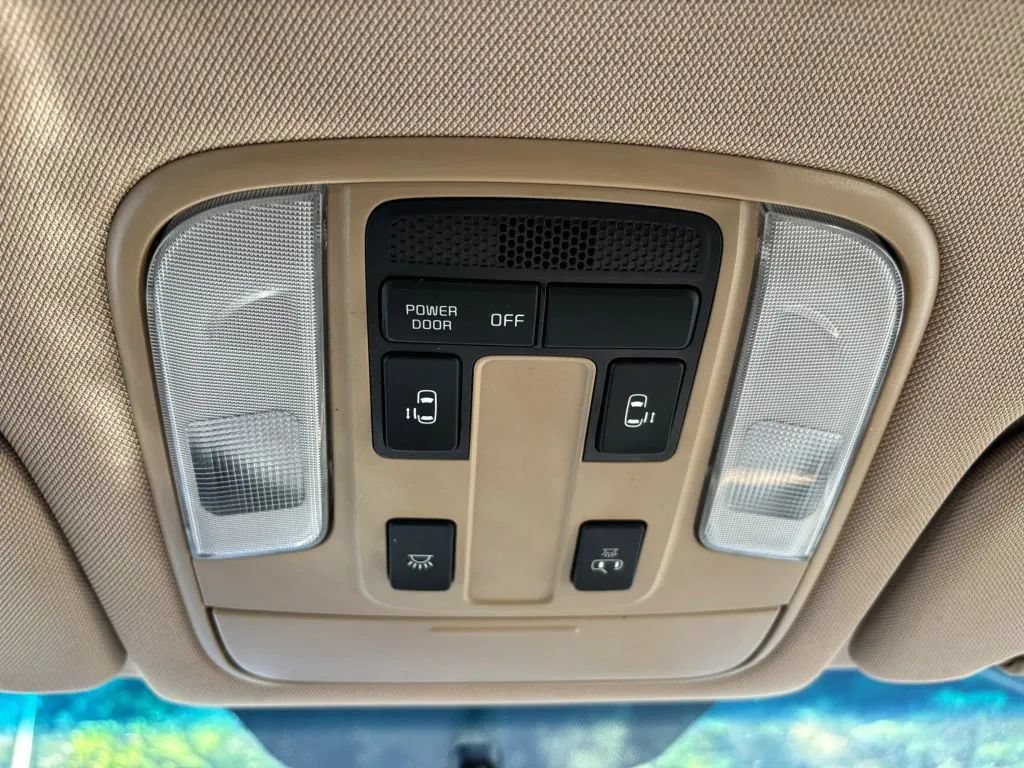 Used 2018 Kia Sedona LX FWD image 25
