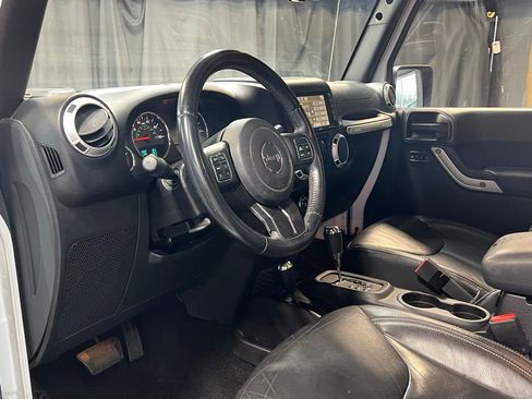 Used 2015 Jeep Wrangler Unlimited Sahara w/ Connectivity Group image 10