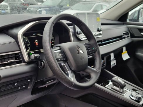 New 2025 Mitsubishi Outlander SE image 16