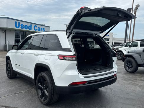 Used 2024 Jeep Grand Cherokee Altitude AWD/4WD image 17