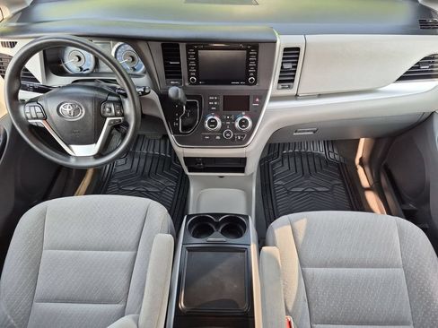 Used 2019 Toyota Sienna LE FWD image 13