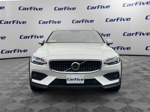Used 2025 Volvo V60 B5 Cross Country Plus image 9