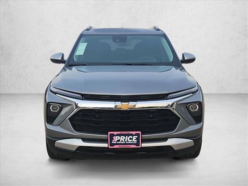 Used 2025 Chevrolet TrailBlazer LT image 2