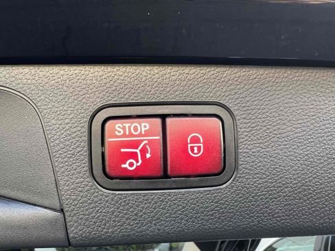 Used 2020 Mercedes-Benz GLC 300 4MATIC w/ Premium Package image 11