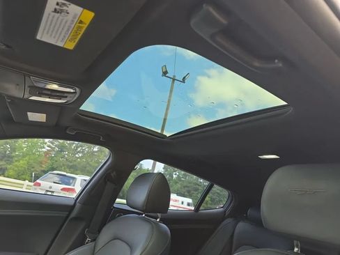 Used 2018 Kia Stinger GT1 AWD/4WD image 16