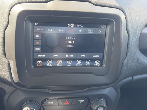 Used 2020 Jeep Renegade Latitude w/ Cold Weather Group AWD/4WD image 28