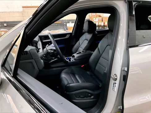 Used 2025 Porsche Cayenne image 26