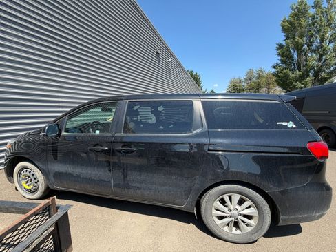 Used 2017 Kia Sedona LX FWD image 4