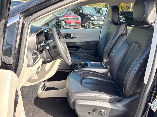 Used 2024 Chrysler Pacifica Touring-L FWD image 15