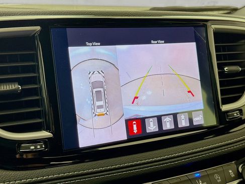 Used 2025 Chrysler Pacifica Select image 13