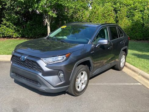 Used 2021 Toyota RAV4 XLE AWD/4WD image 3