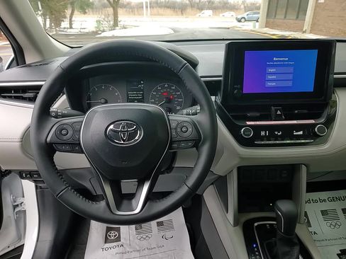 Used 2025 Toyota Corolla Cross LE image 22