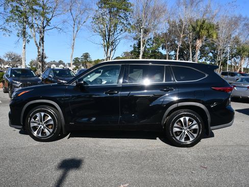 Certified 2022 Toyota Highlander XLE image 2