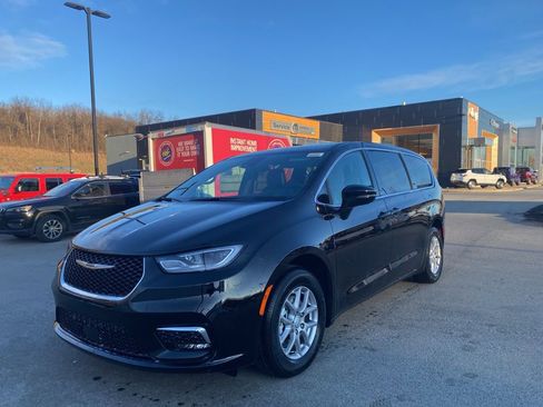 New 2026 Chrysler Pacifica Select image 4