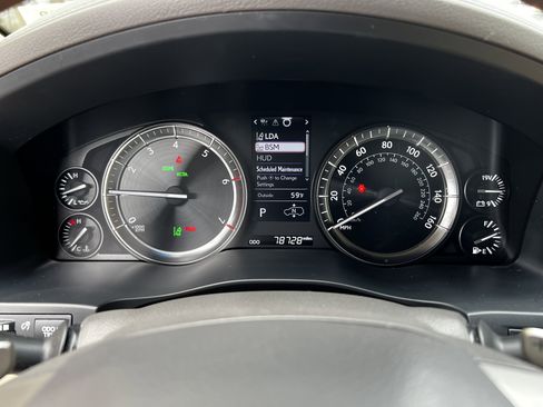 Used 2020 Lexus LX 570 4WD w/ Luxury Package image 22