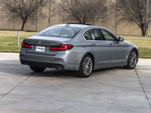 Used 2023 BMW 530i xDrive w/ Premium Package image 7