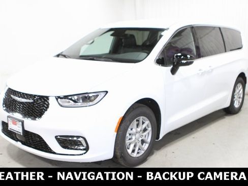 New 2026 Chrysler Pacifica Select image 2