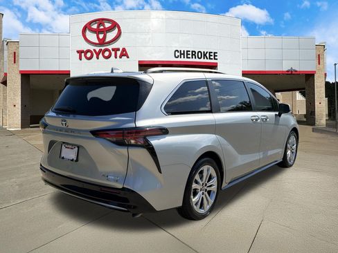 Used 2021 Toyota Sienna Platinum FWD image 5